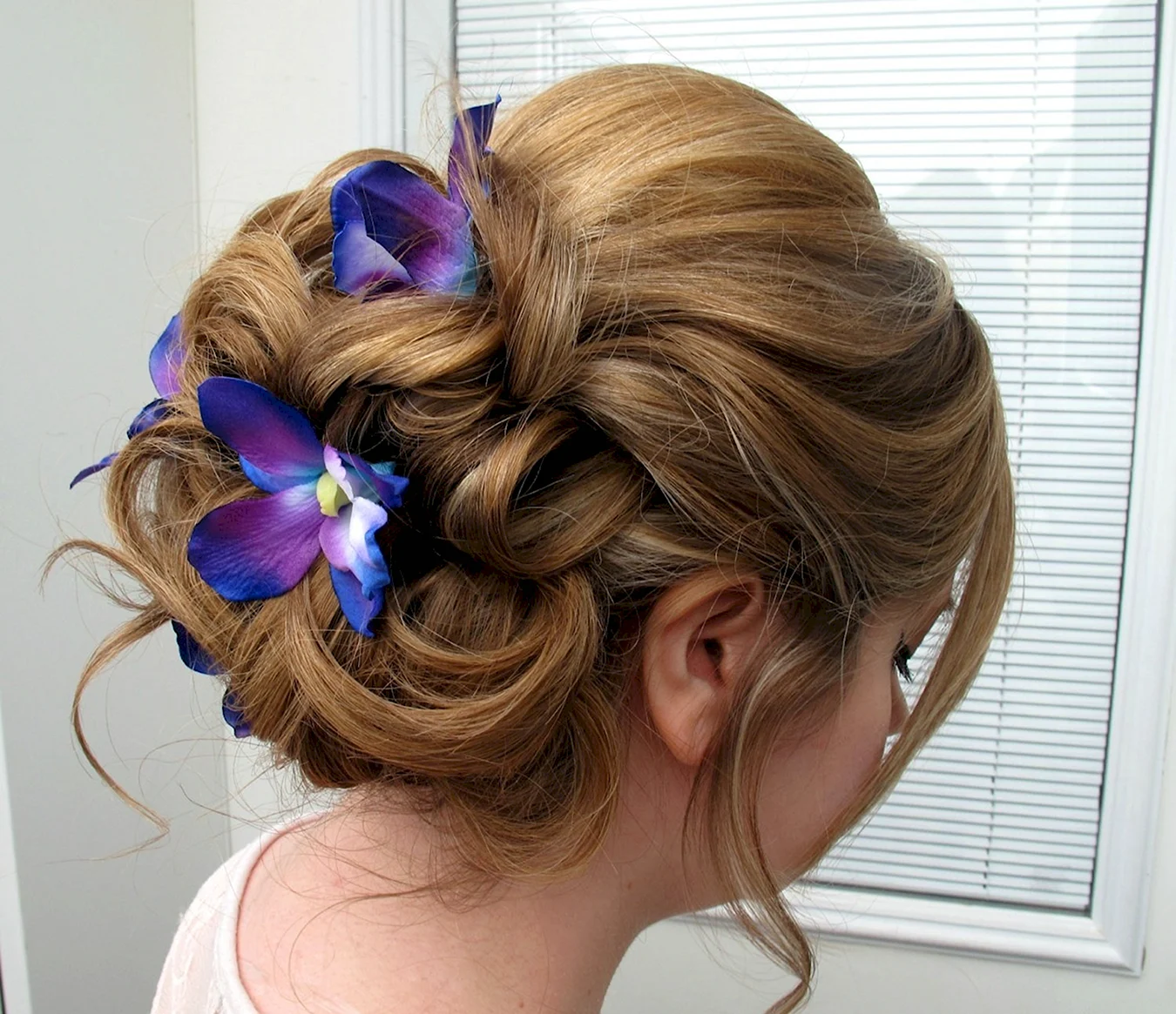 Прическа с синими цветами в волосах