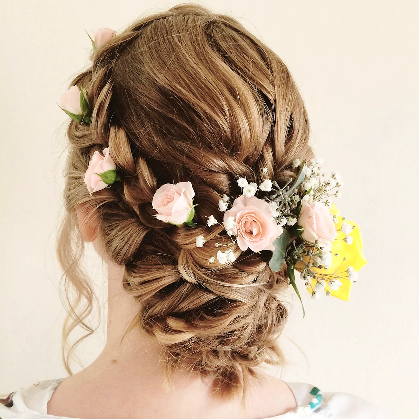 Прическа с цветами в волосах