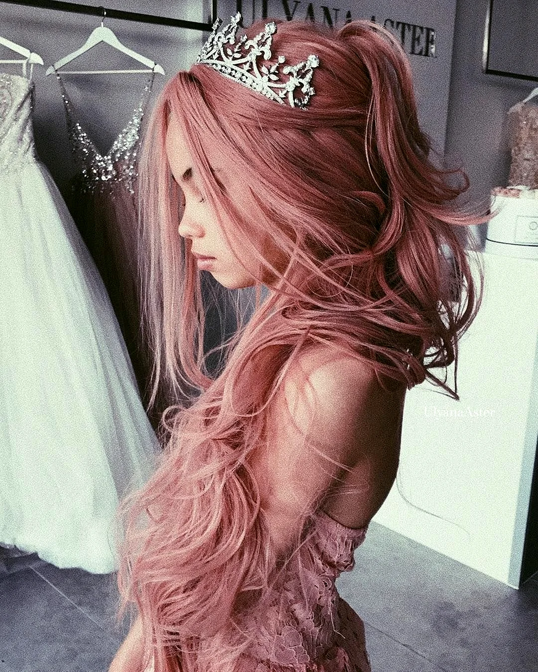Пыльно розовые волосы