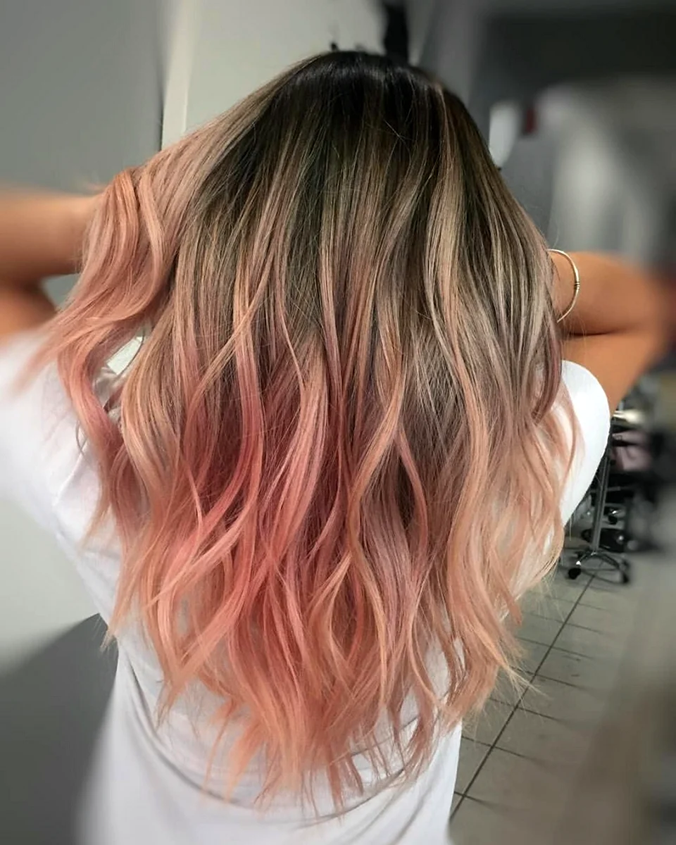 Розовое мелирование на русые волосы