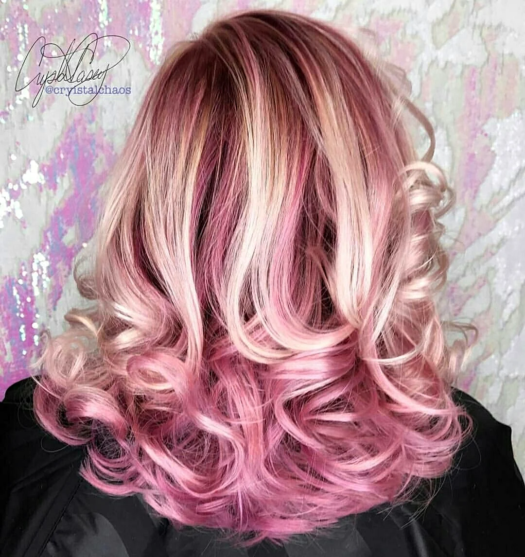 Розовое мелирование на русые волосы средней