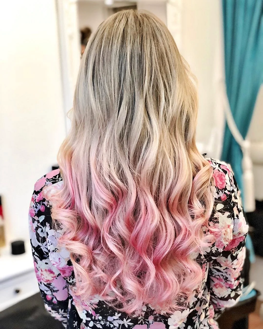 Розовые кончики на светлых волосах