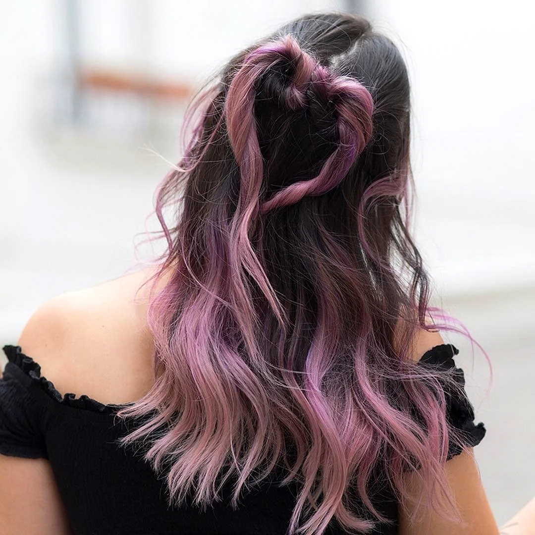 Розовые пряди на волосах