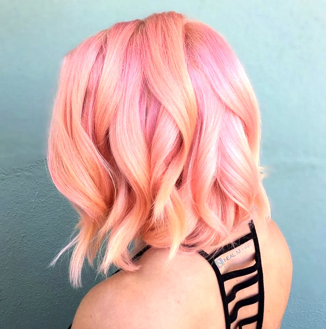 Розовые волосы до плеч