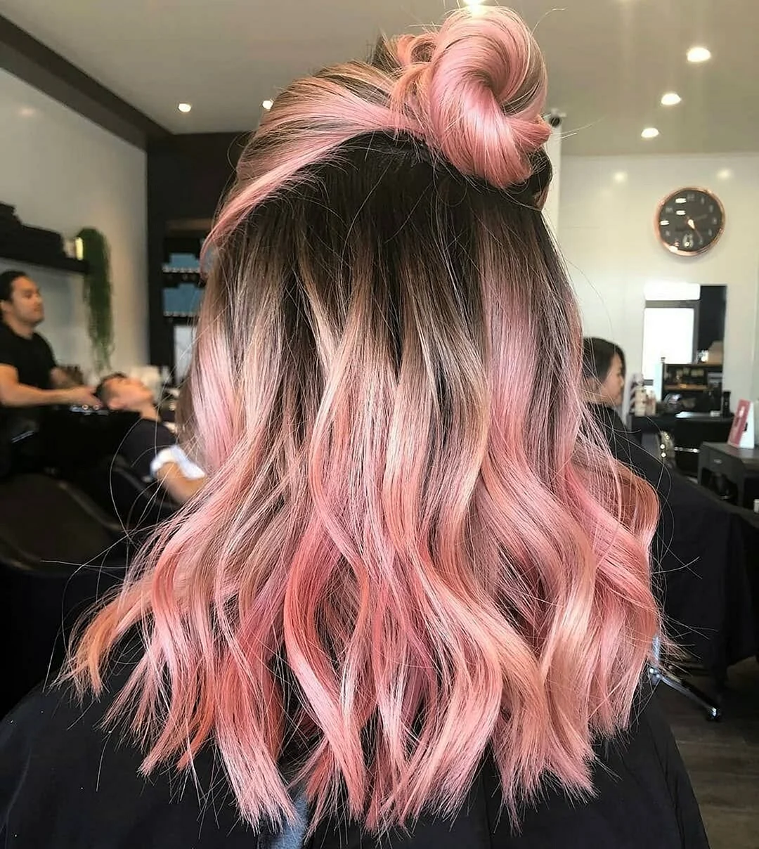 Розовый балаяж темные волосы 2021