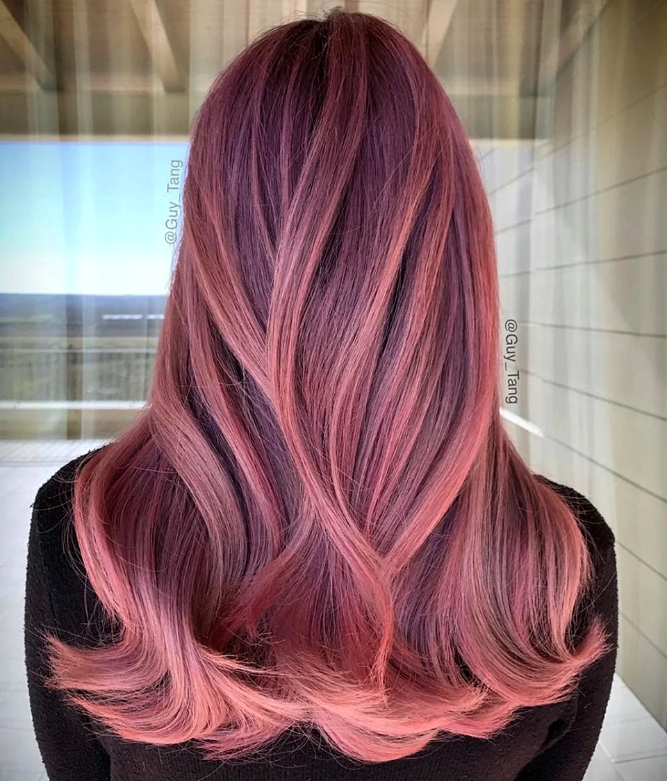 Розовый оттенок на темных волосах