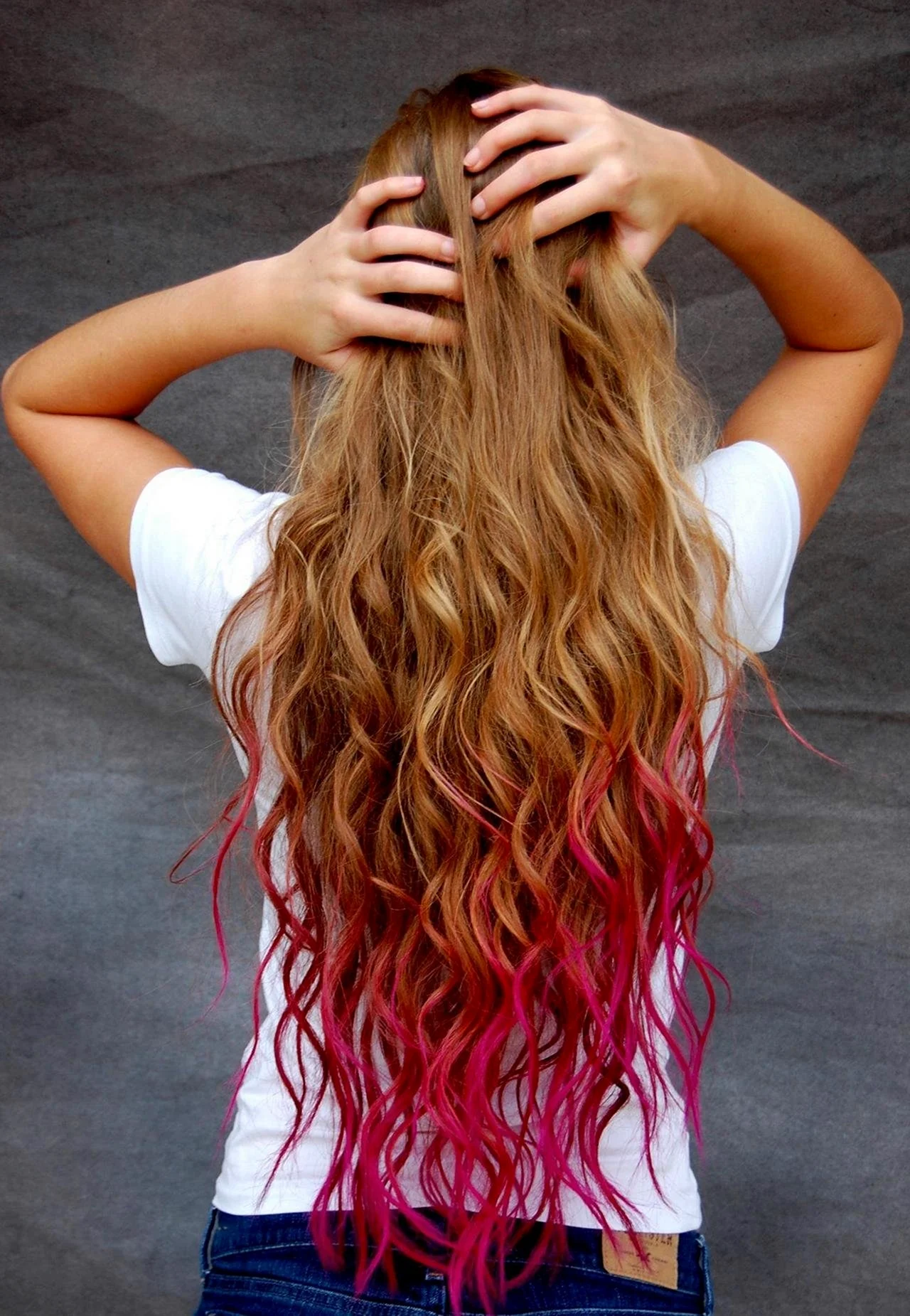 Русые волосы с разноцветными кончиками