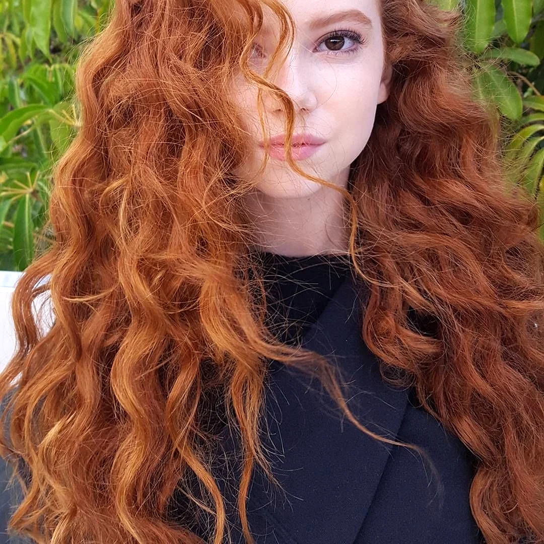Рыжая девушка с кудрявыми волосами