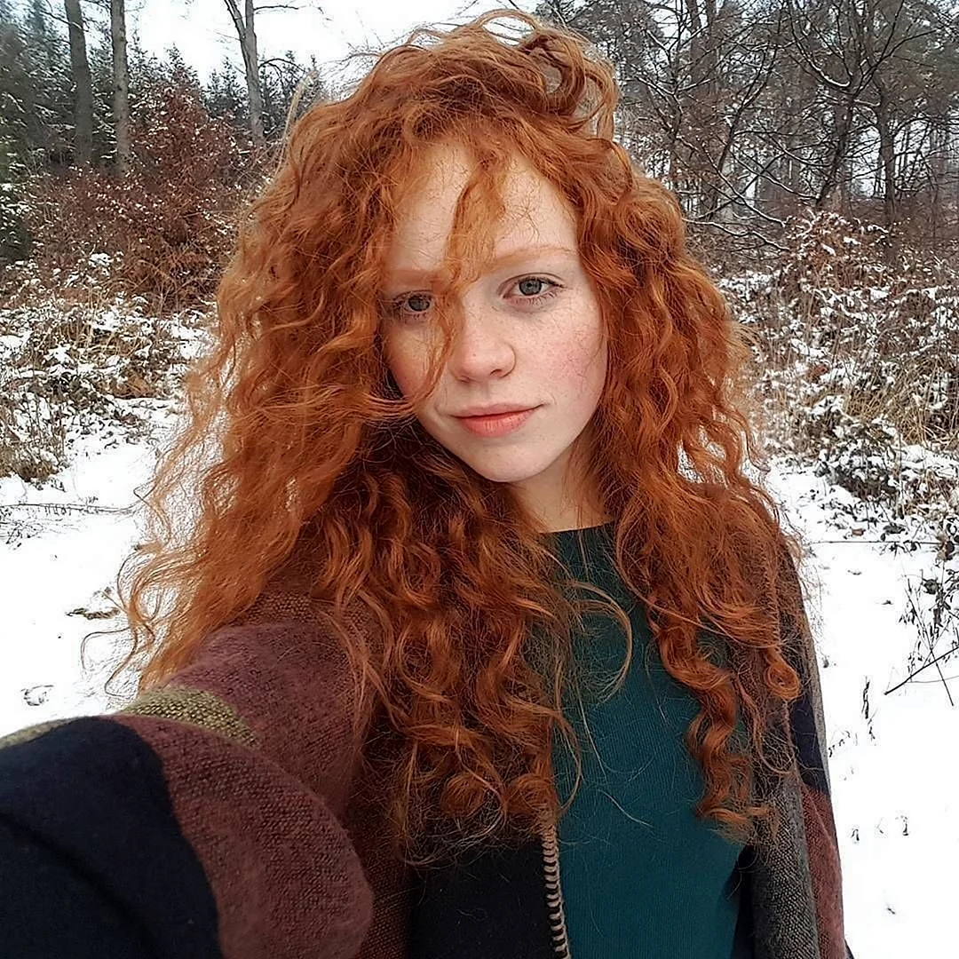 Рыжая девушка с вьющимися волосами