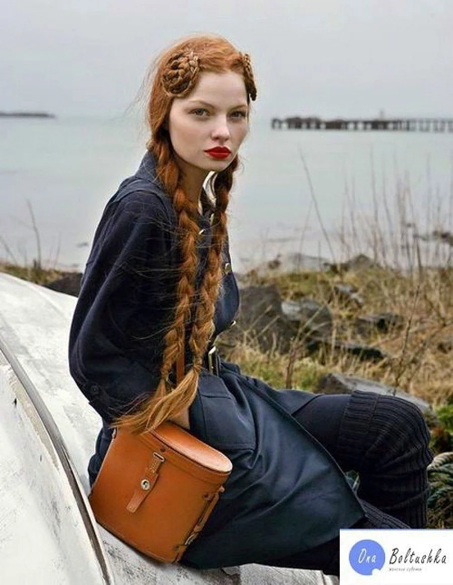 Рыжеволосая девушка с косой