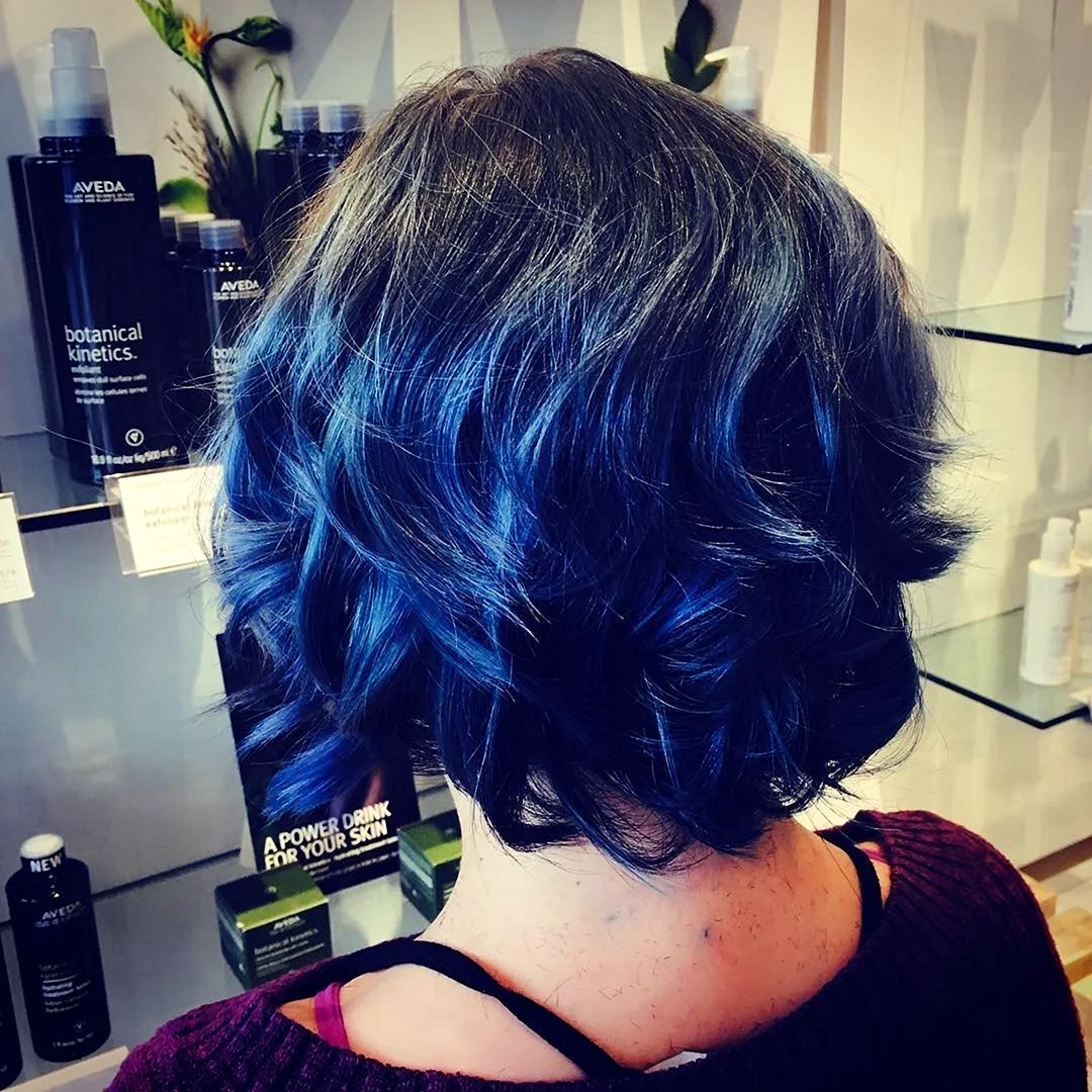 Синее омбре на темные волосы каре
