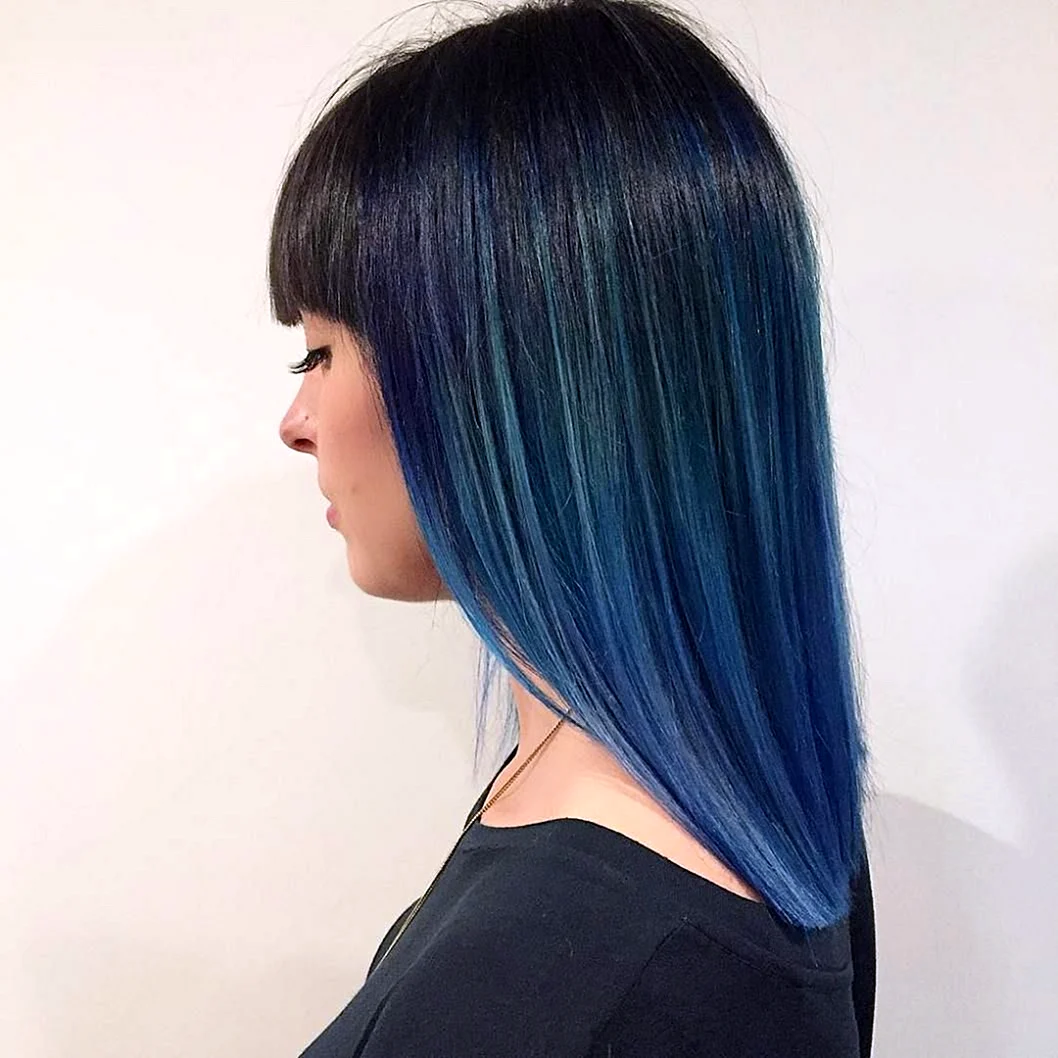 Синие пряди на прямых волосах