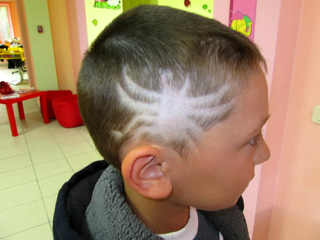 Стрижка с рисунком для мальчика на светлые волосы