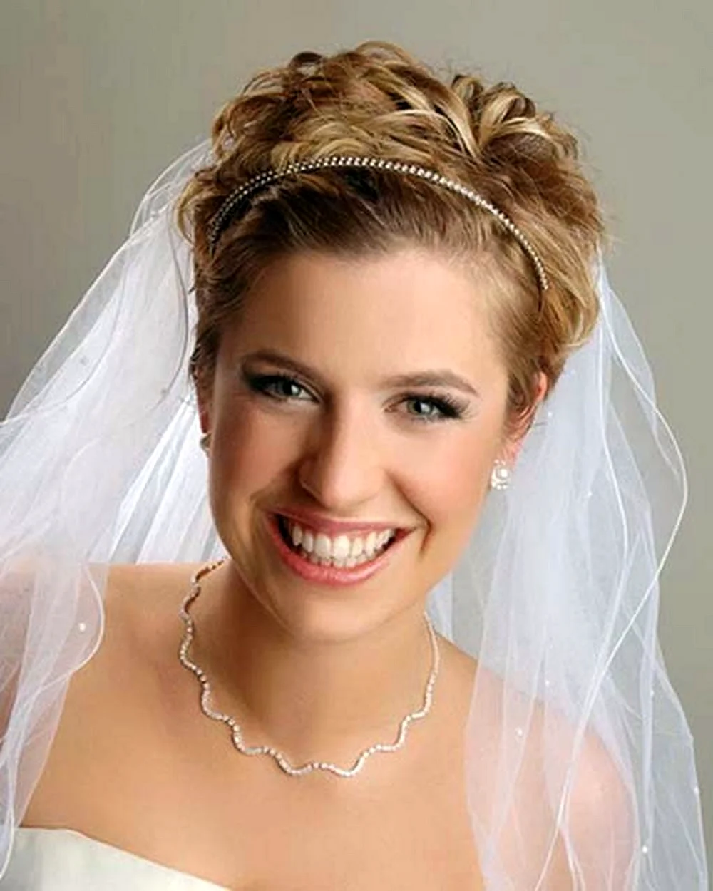 Свадебная прическа для невесты на короткие волосы с фатой