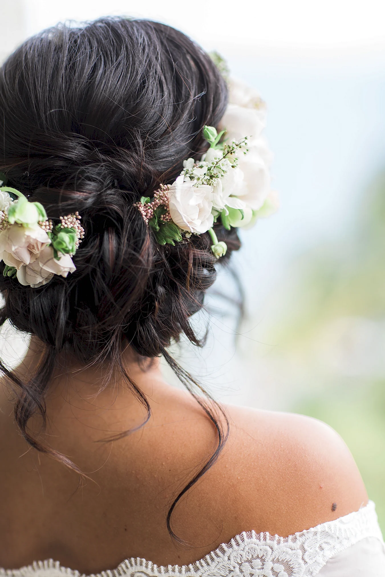 Свадебные прически на средние волосы с цветами