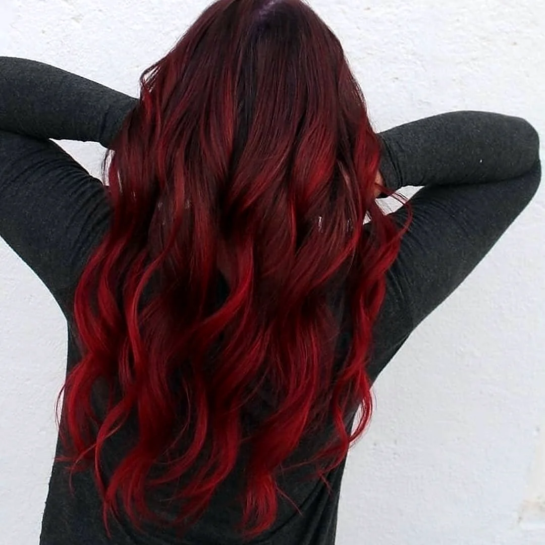 Тёмно красные волосы