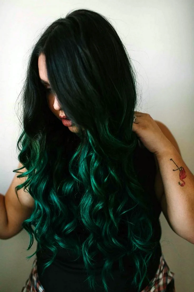 Тёмно зелёные волосы