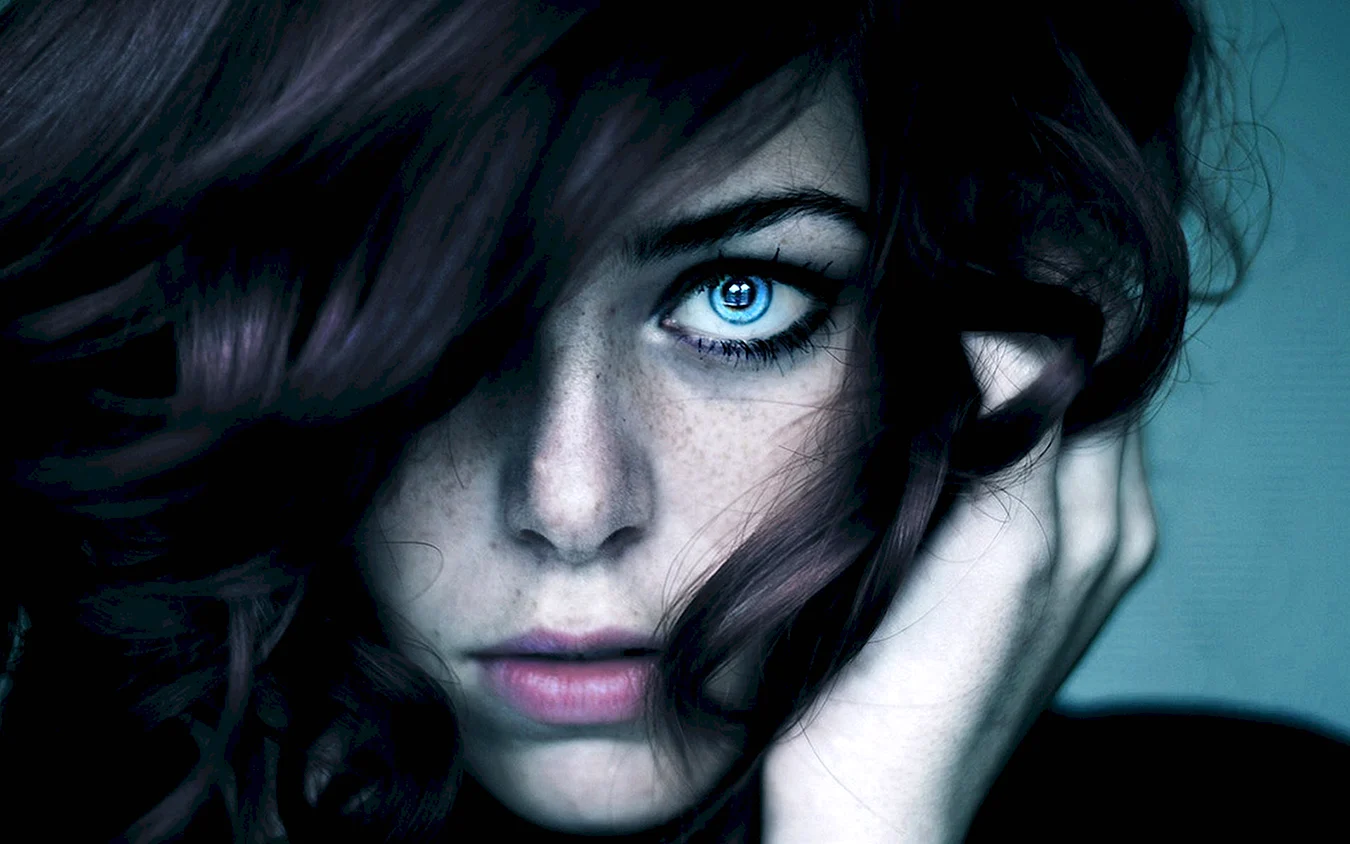 Темноволосые девушки с синими глазами