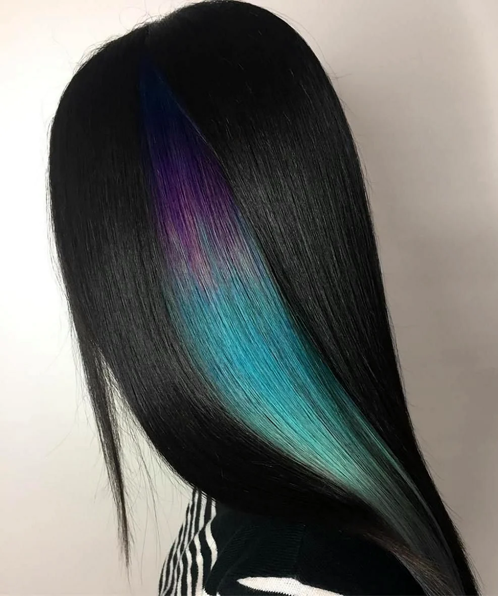 Цветные пряди на темных волосах