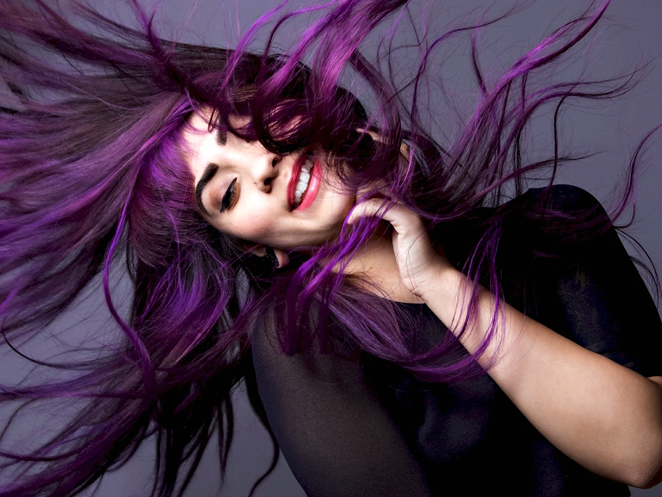 Вика тория с фиолетовыми волосами