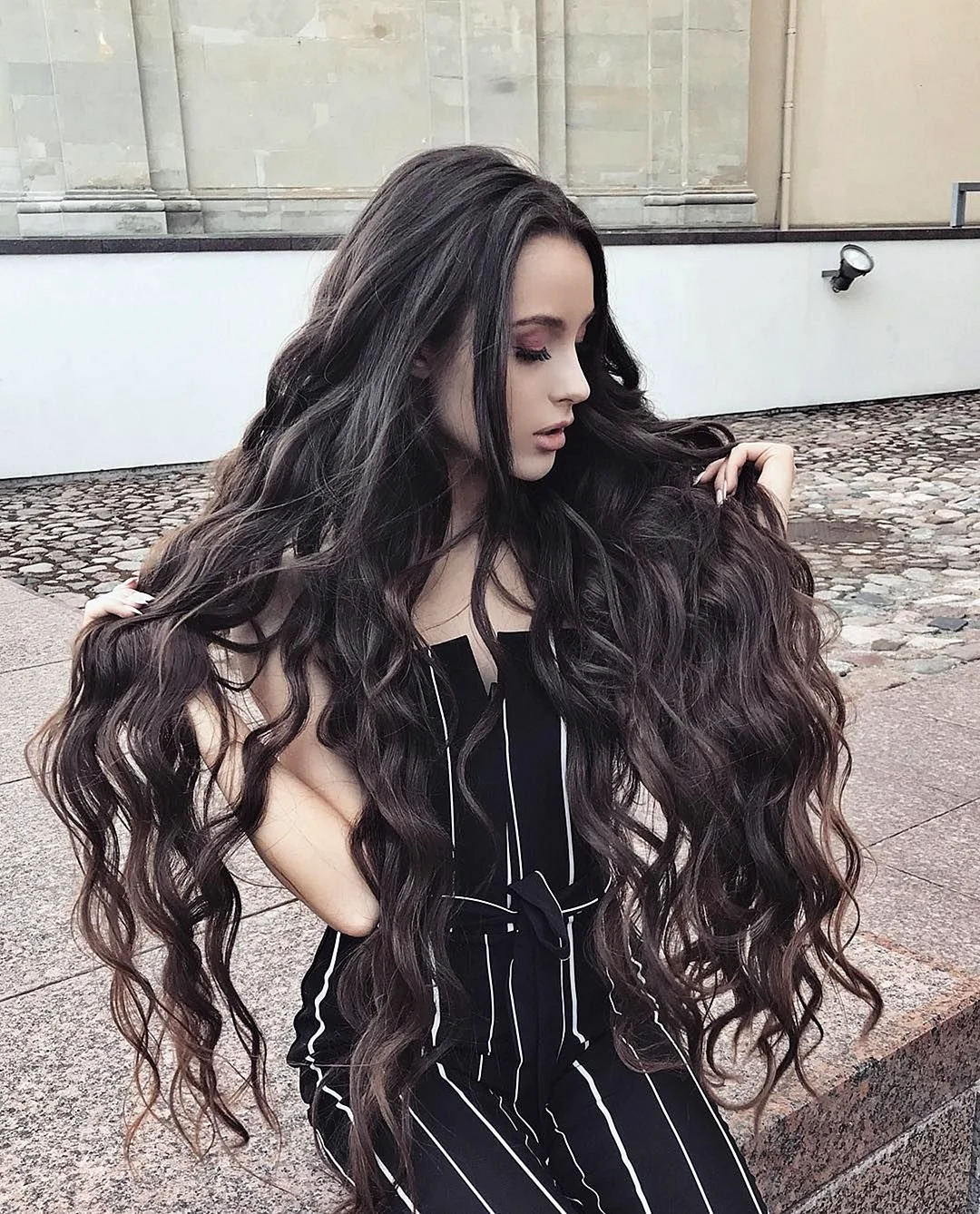 Волнистые длинные серые волосы