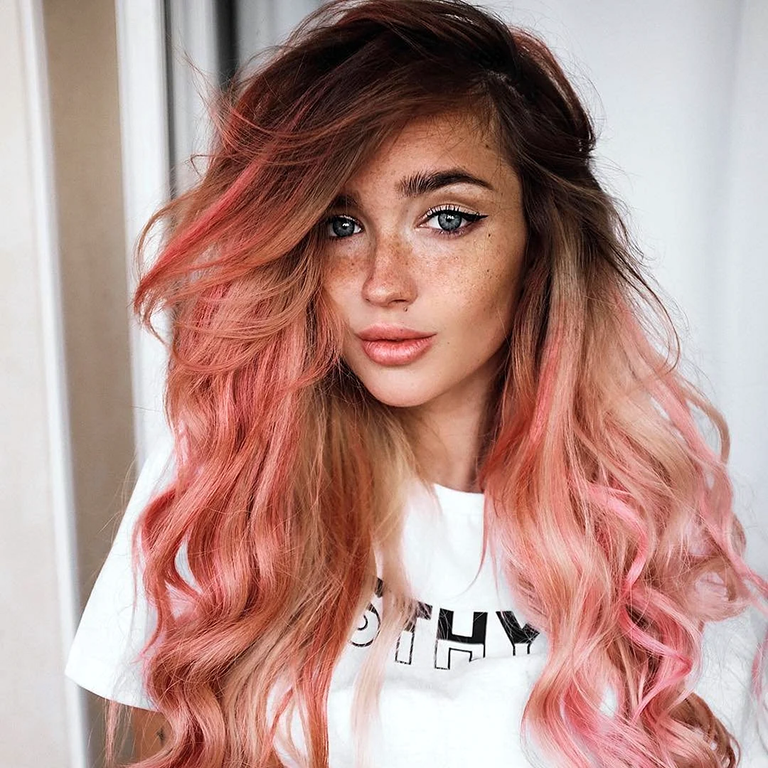Волосы с розовым отливом