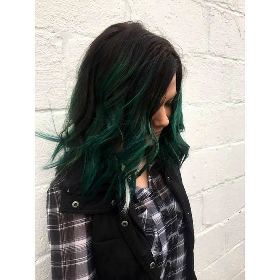 Зелёные пряди на тёмных волосах