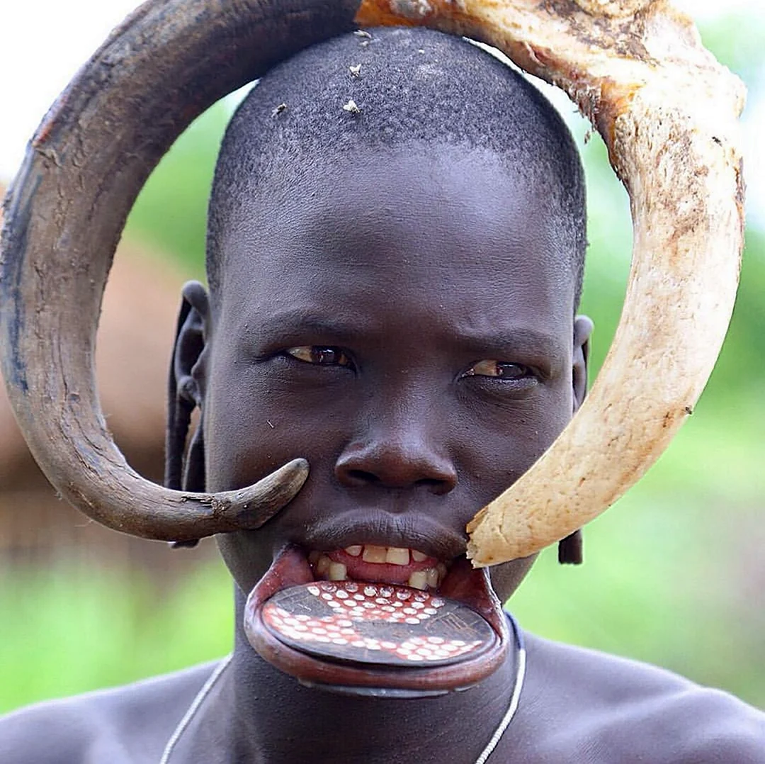 Африканки с тарелкой в губе