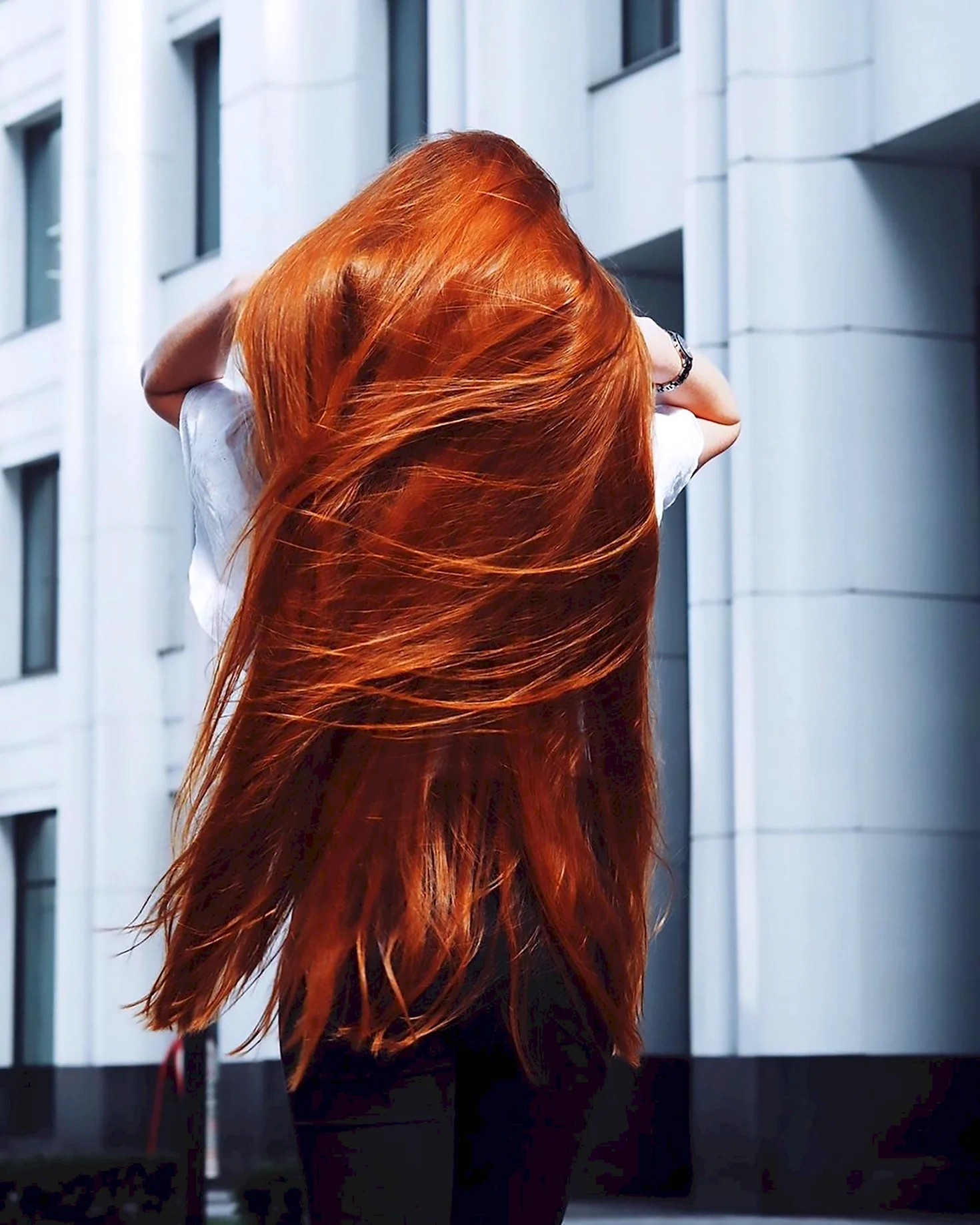 Анастасия Сидорова с длинными рыжими волосами