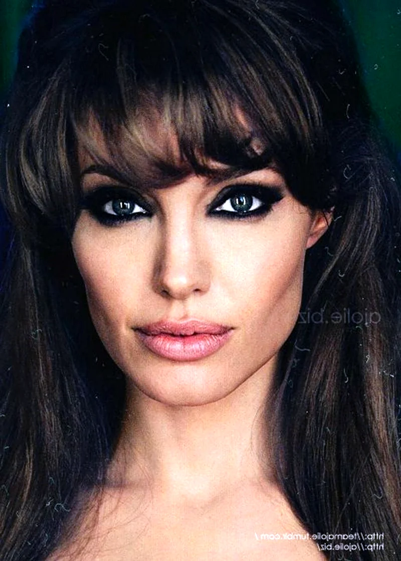 Анджелина Джоли турист макияж