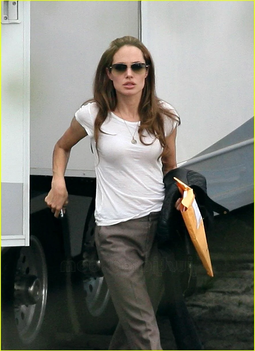 Анджелина Джоли в футболке и брюках