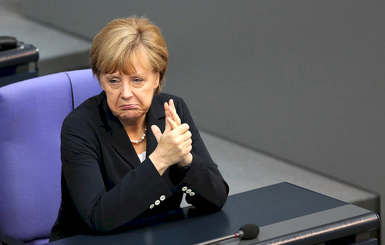 Ангела Меркель у компьютера