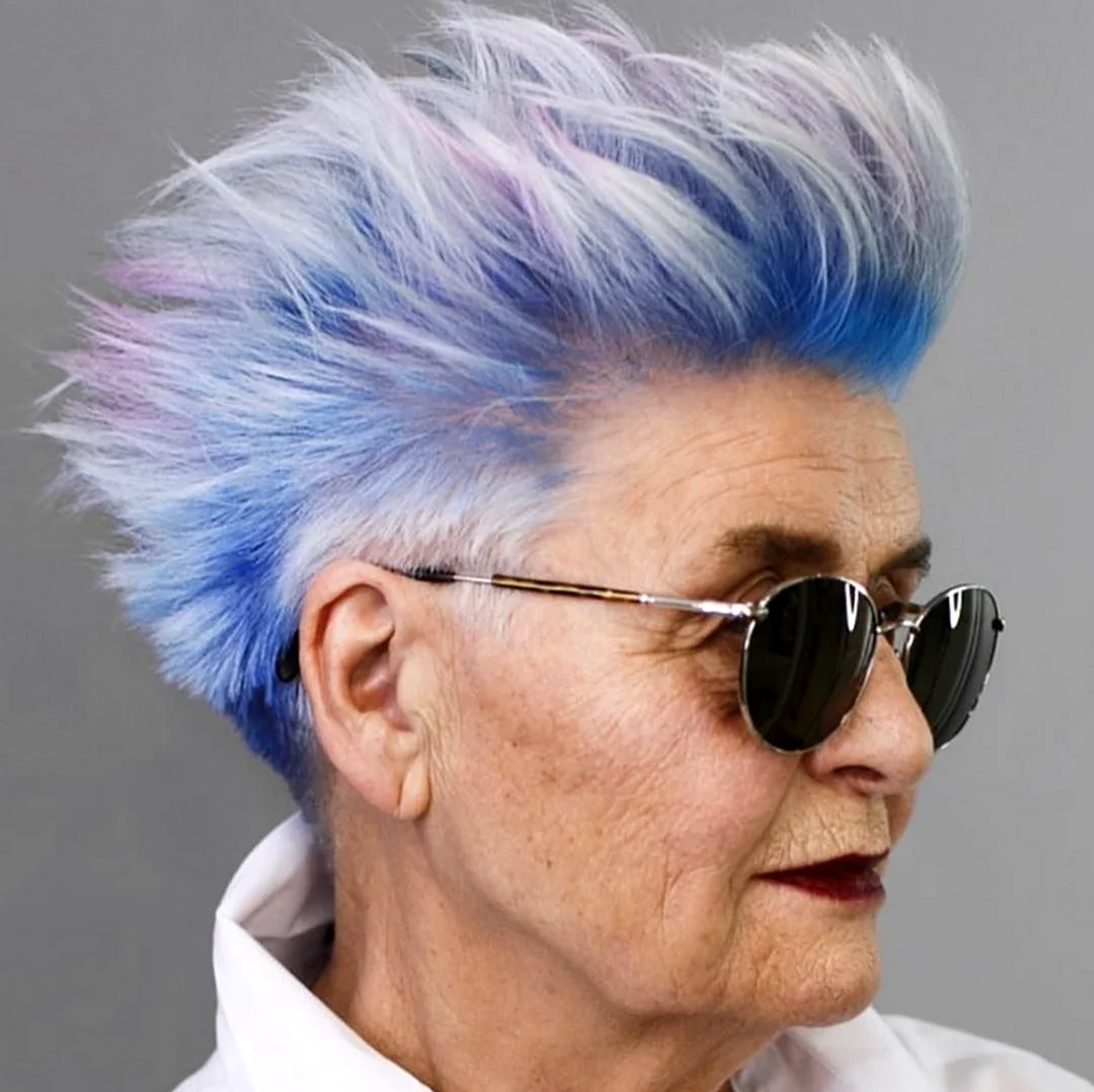 Бабка с фиолетовыми волосами