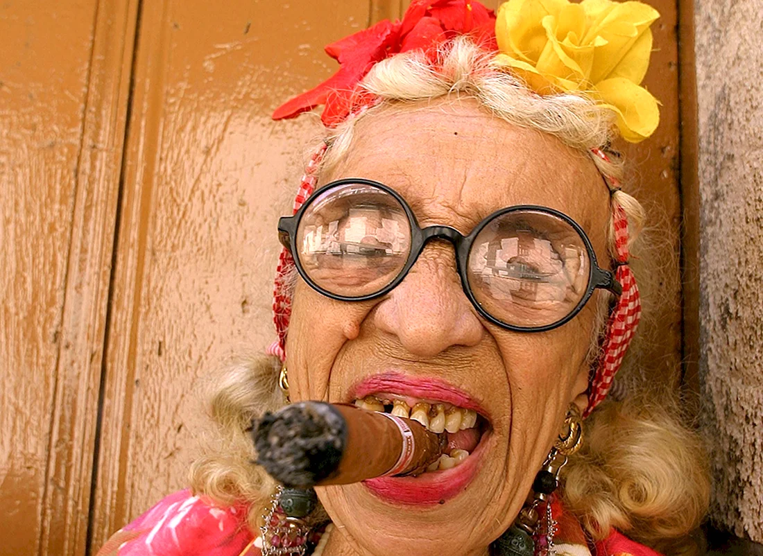 Бабушка с накрашенными губами