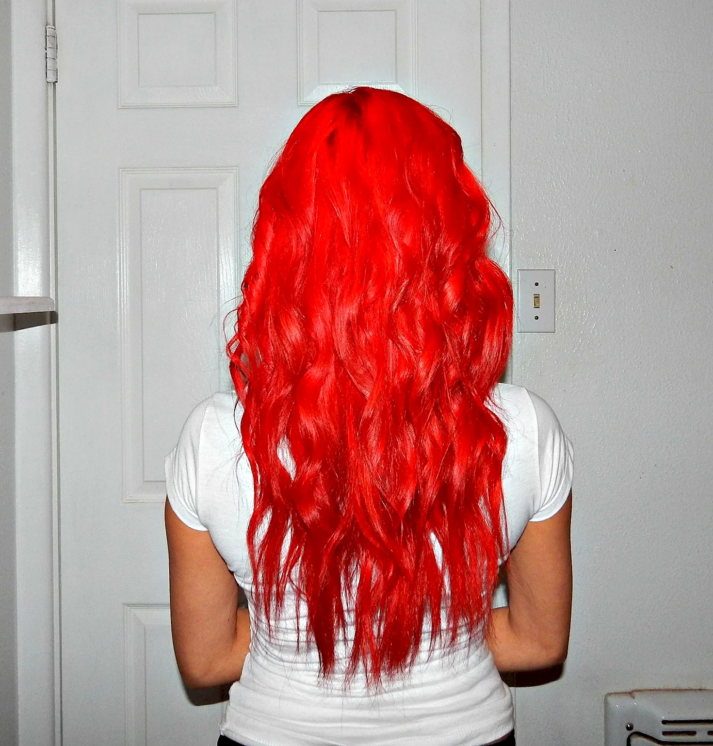 Белые волосы с красными кончиками