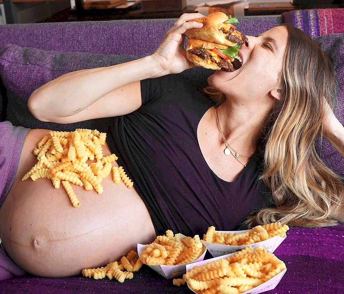 Беременные женщины с едой