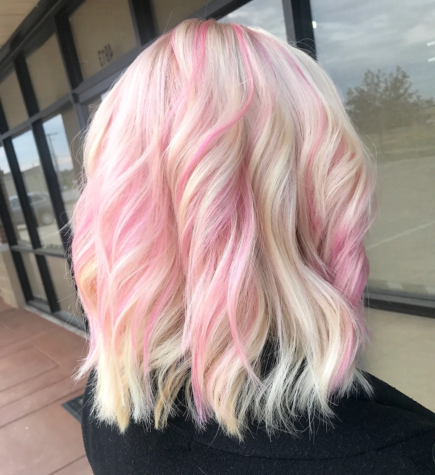 Блонд с розовыми прядями