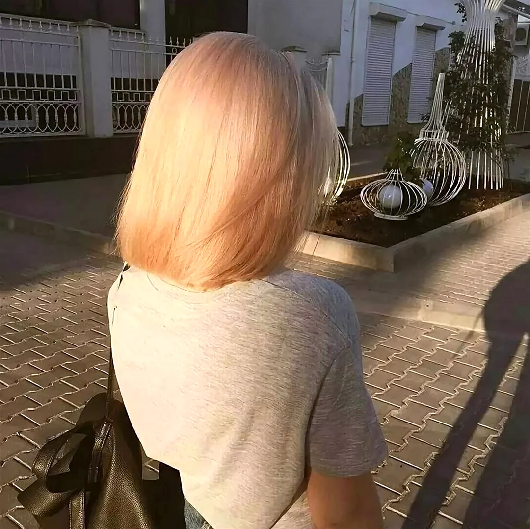 Блондинка с каре со спины