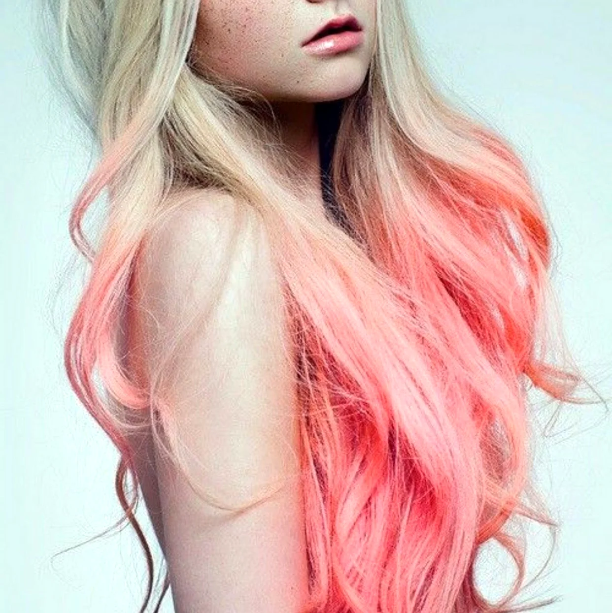 Блондинка с розовыми кончиками