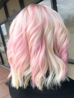 Блондинка с розовыми прядями