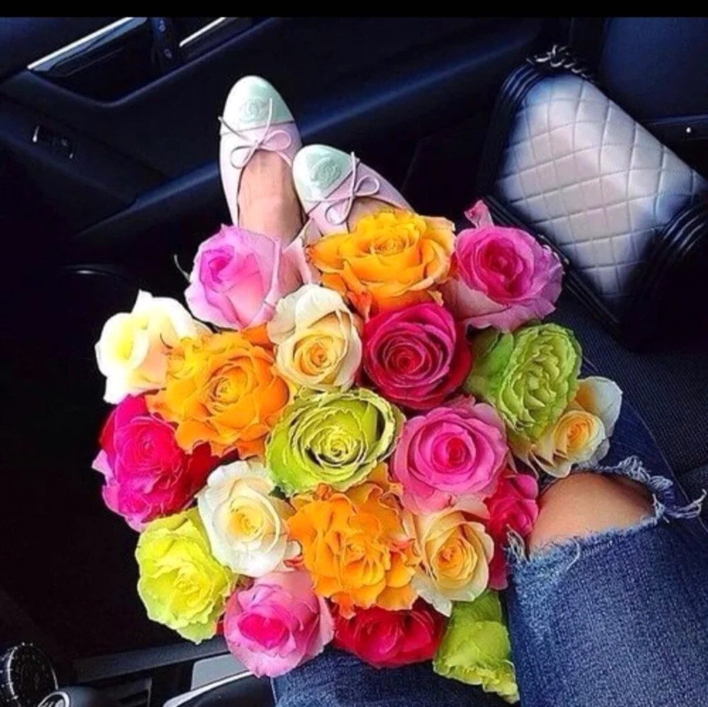 Букет цветов в руках в машине