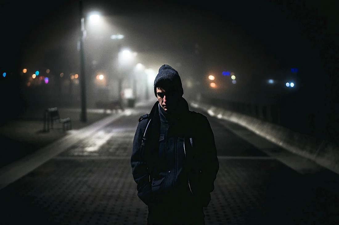 Человек ночью на улице