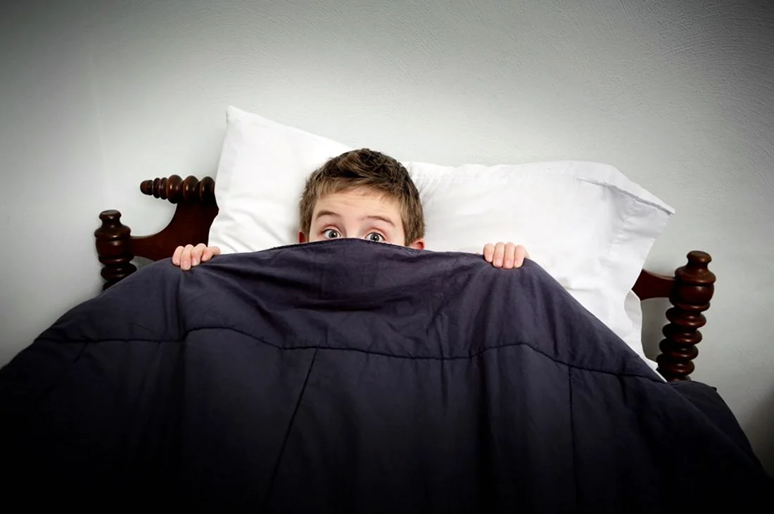 Человек в кровати под одеялом