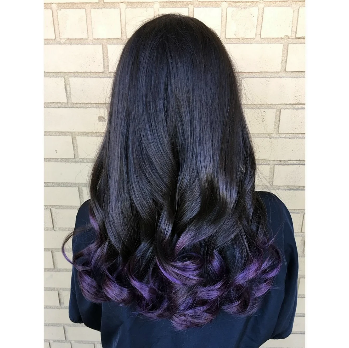 Черные волосы с фиолетовым отливом