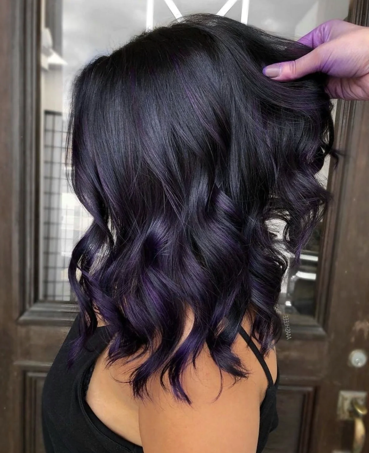 Черные волосы с фиолетовым оттенком