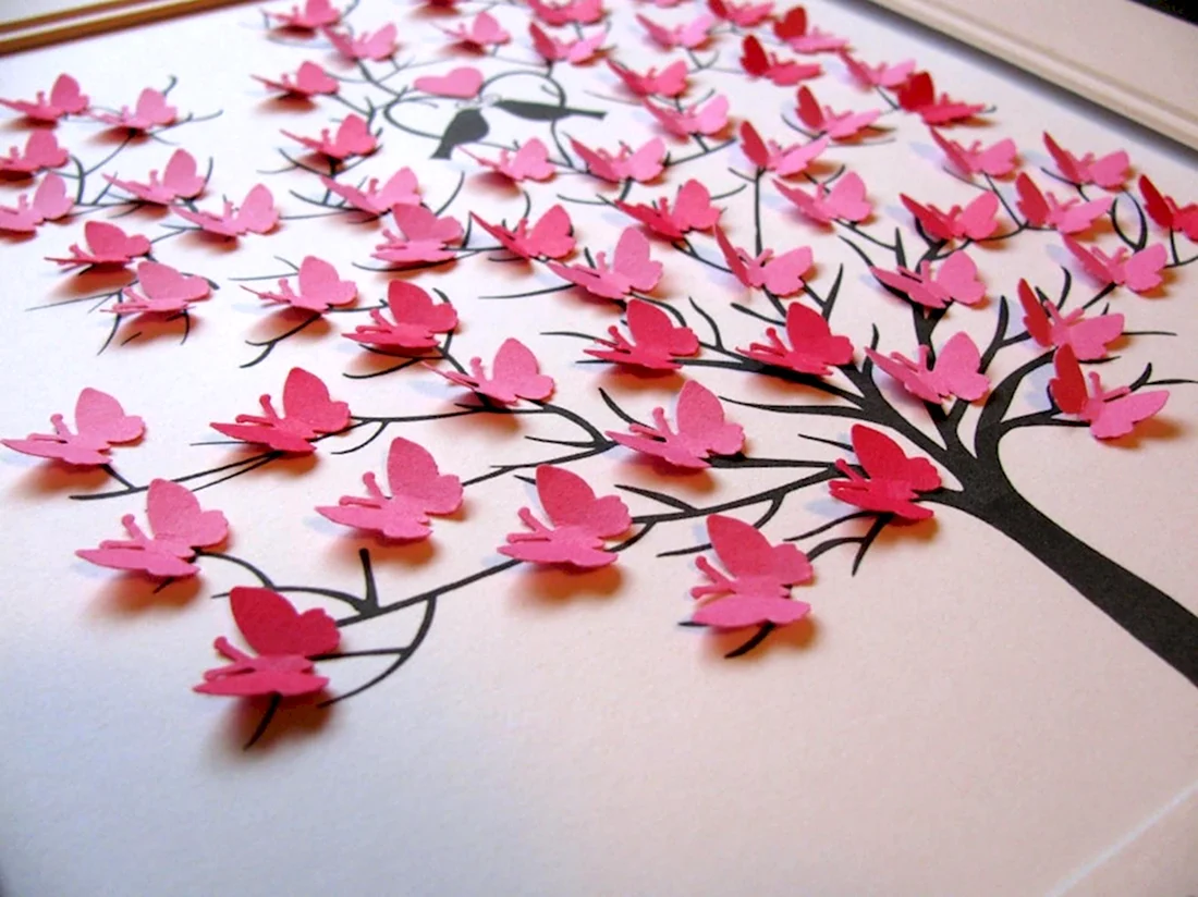 Дерево с бумажными цветами