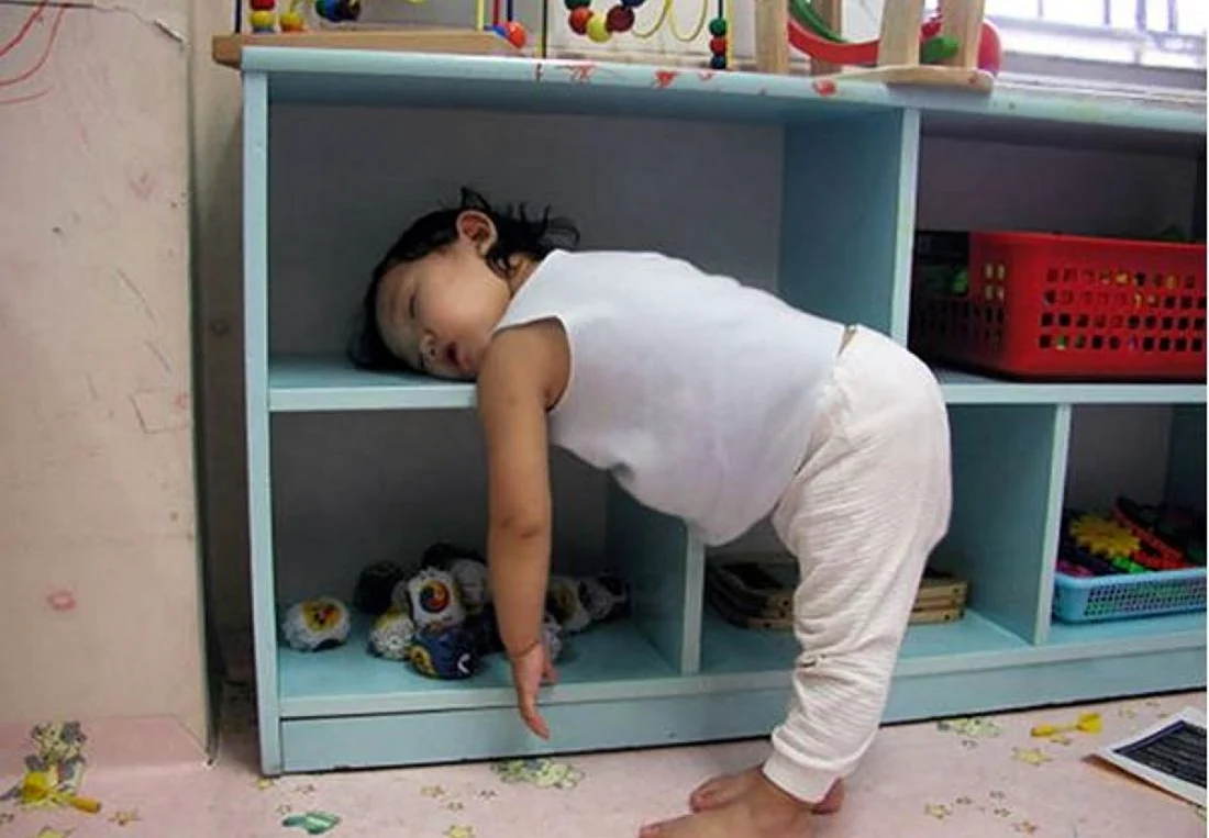 Дети спят в смешных позах