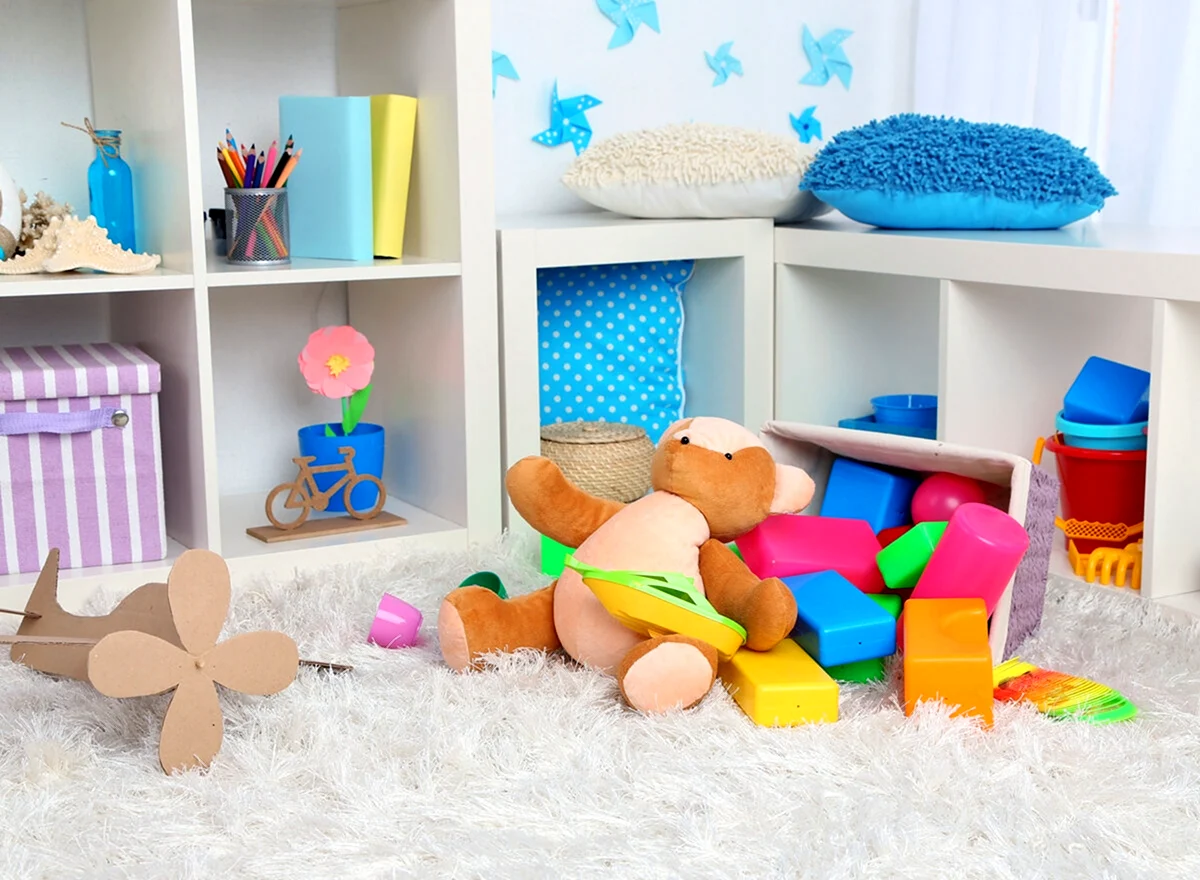 Детские игрушки в комнате