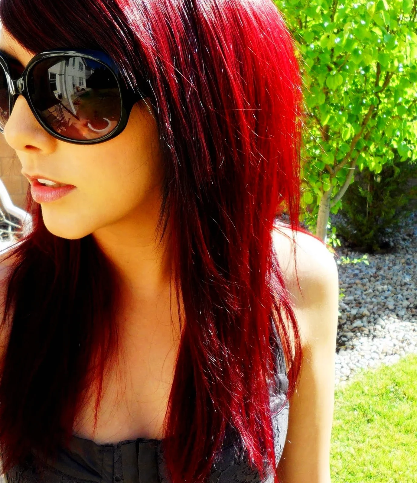 Девочка с бордовыми волосами