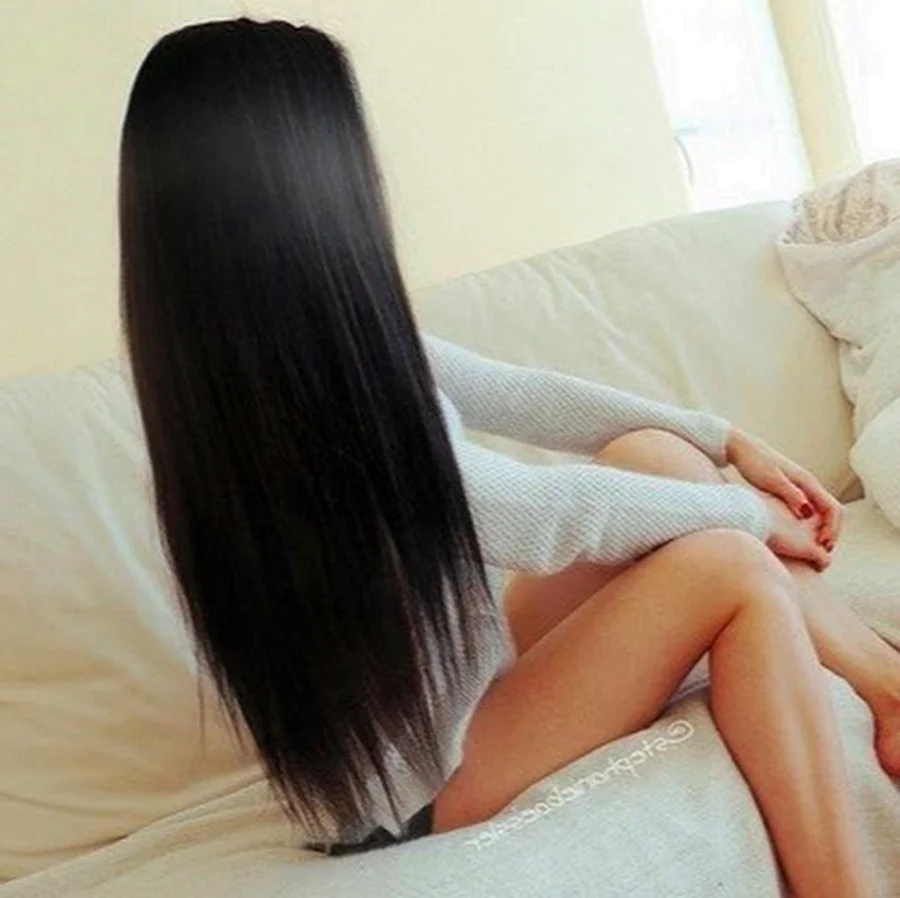 Девушка брюнетка с длинными волосами